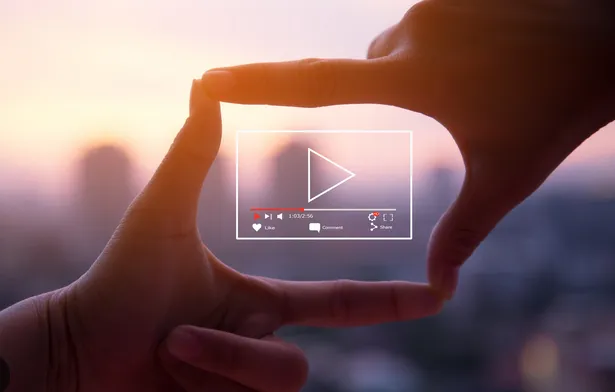 Photo de deux mains formant un écran de vidéo