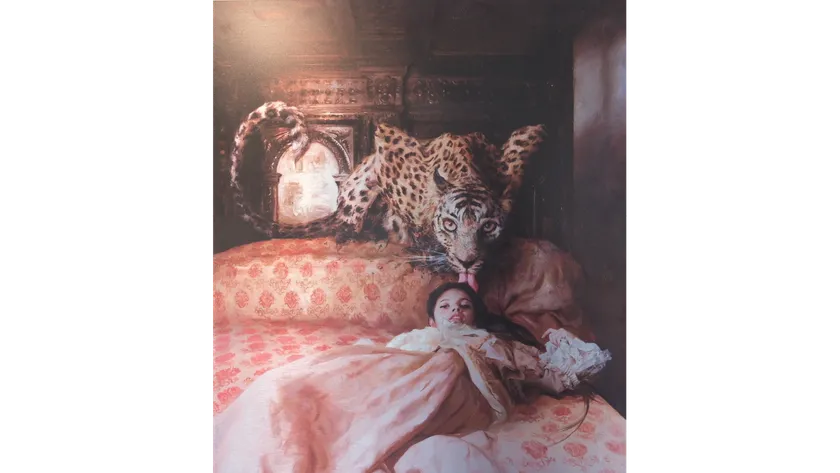 Peinture d'une femme dans un lit avec une panthère au-dessus d'elle