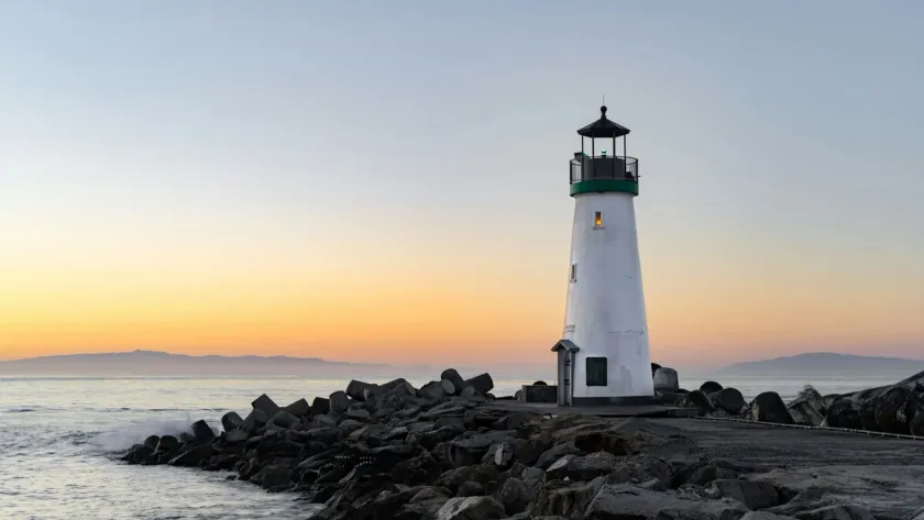 Photo d'un phare au bord de la mer